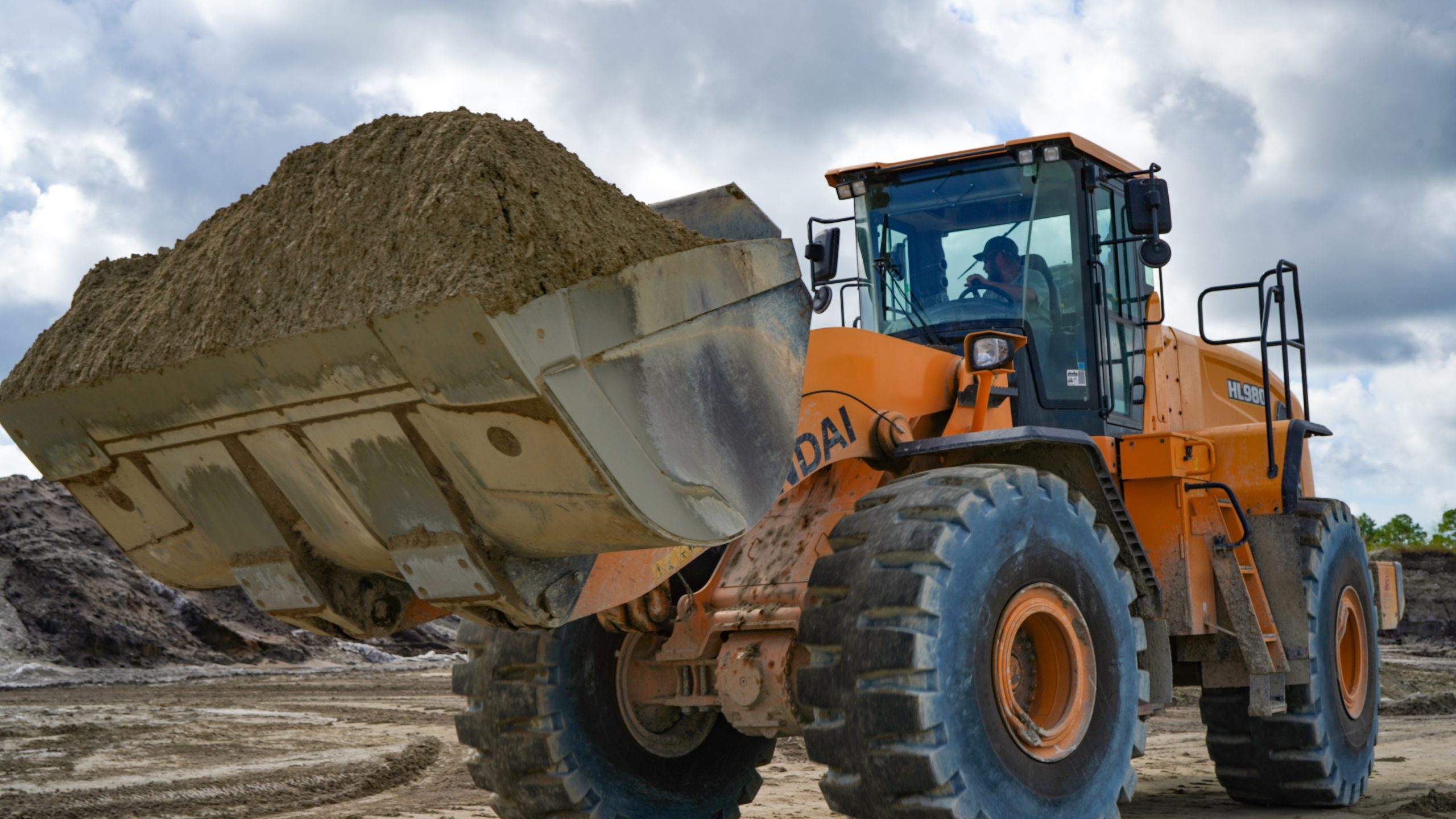 Why the HL980 Hyundai Wheel Loader with Deep Tread Rock Tires Is Perfect for Shell Mining