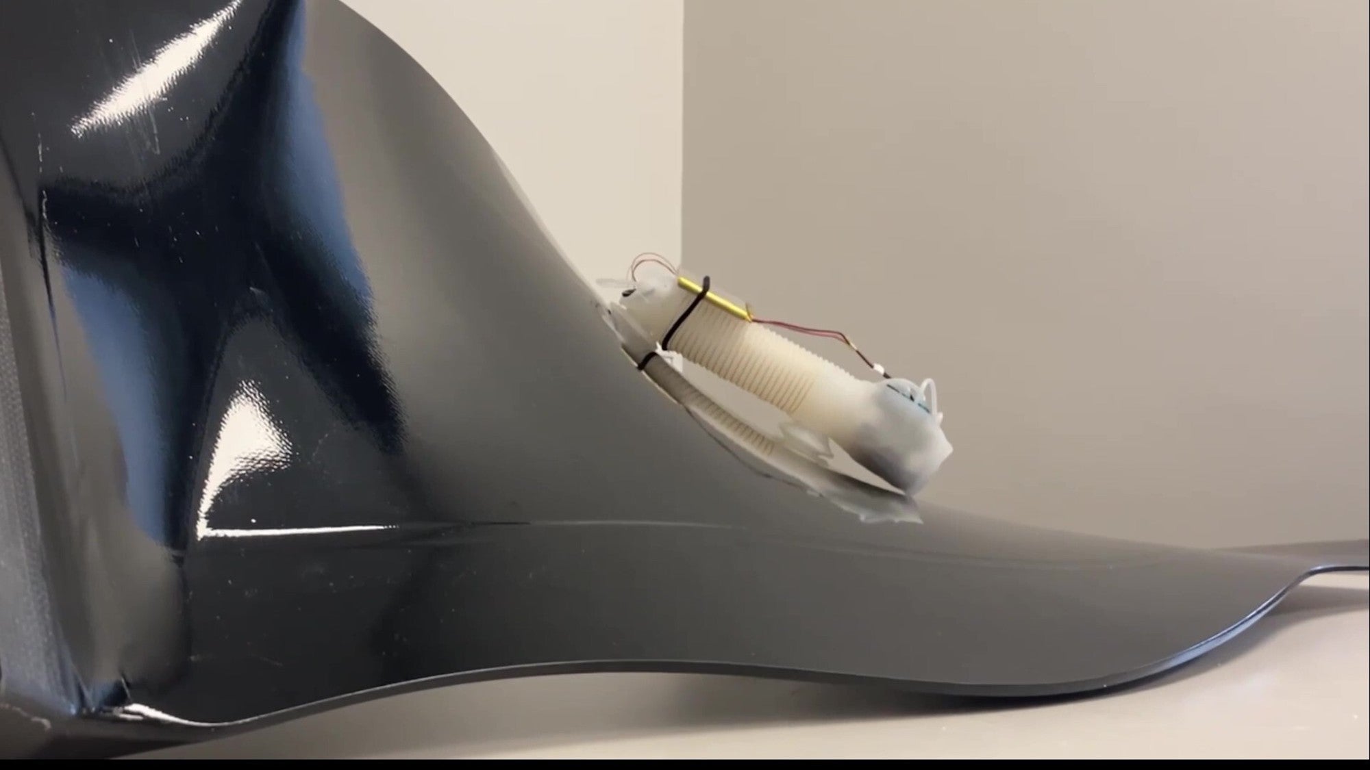 This wormy robot can wriggle its way around a jet engine