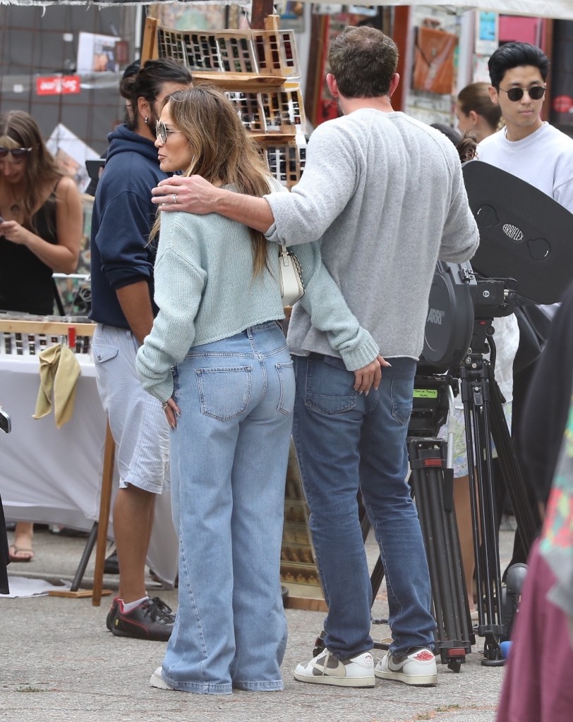 Ben Affleck, Jennifer Lopez cozy up at flea market after his intimate moment with ex Jennifer Garner