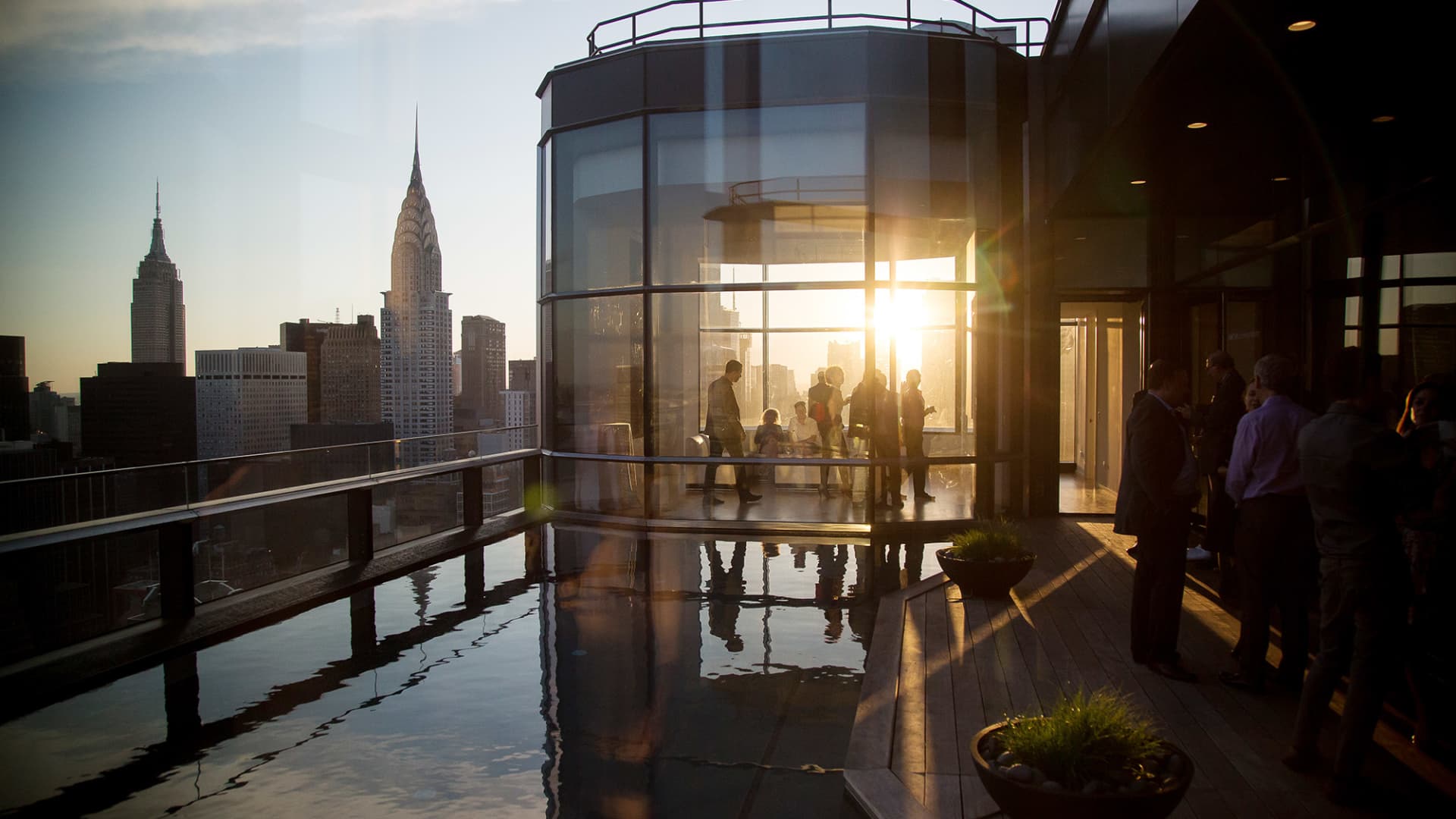 There’s a shortage of luxury apartments in Manhattan, and it’s driving up prices
