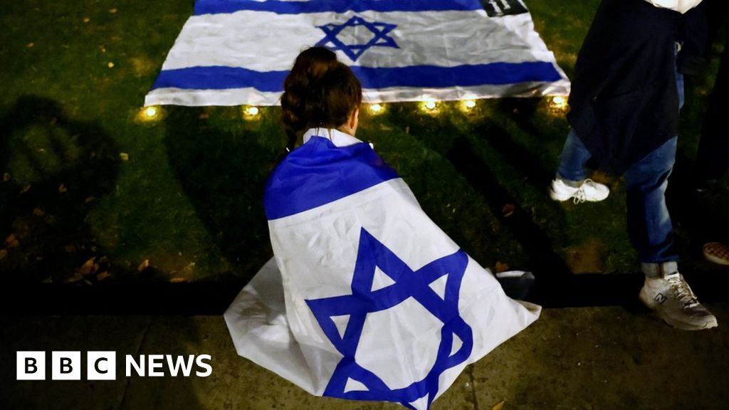 Israel-Gaza attacks: Vigil for victims held at Downing Street