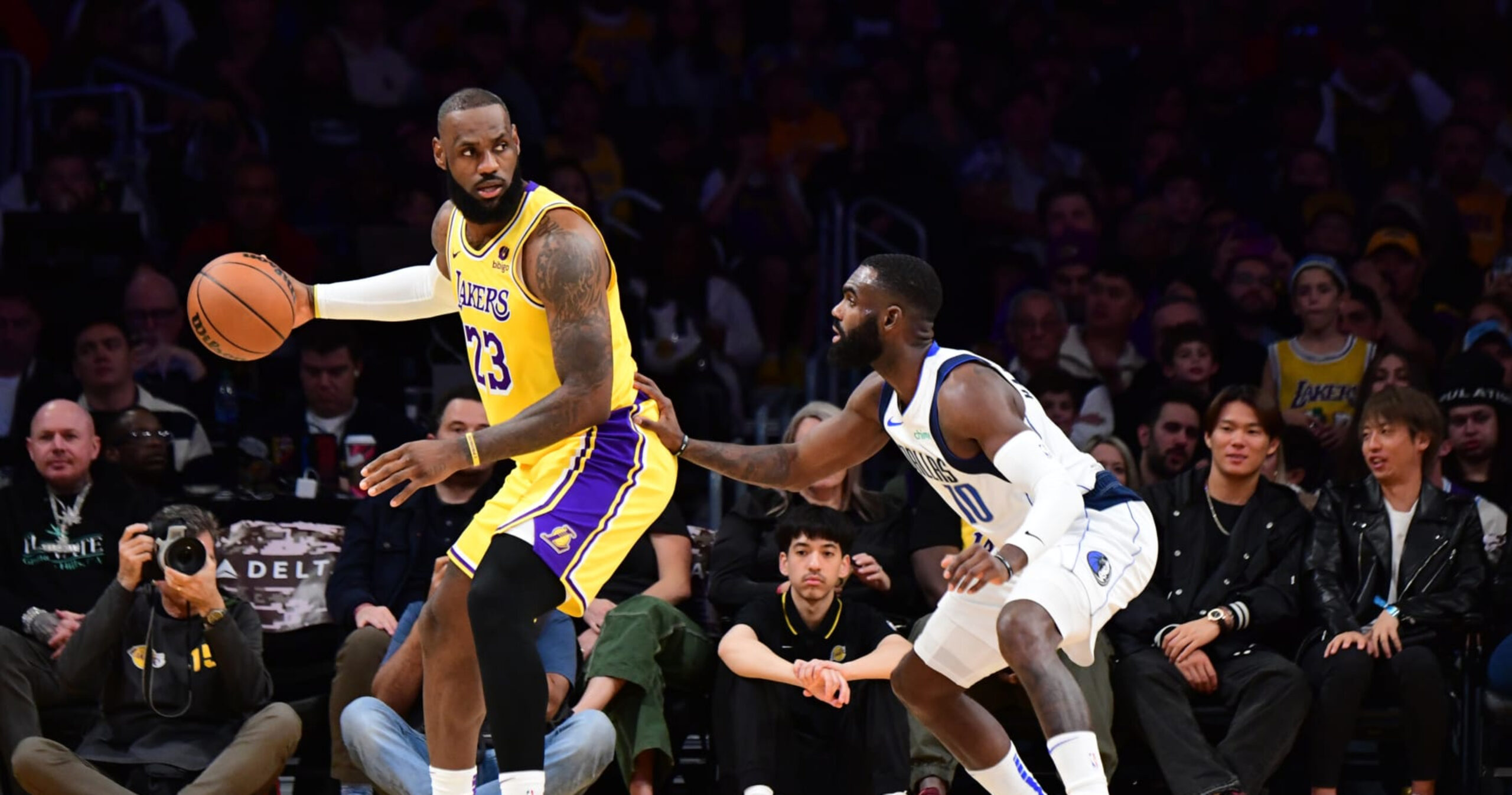 Lakers’ LeBron James Entertains NBA Fans with Shove of Mavs’ Kyrie Irving Before Dunk
