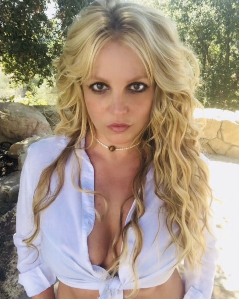 Britney Spears poses in nothing but a Victoria’s Secret bra and underwear after celebrating 42nd birthday