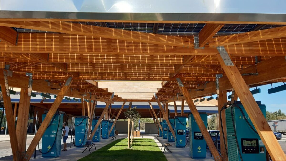 French wood specialist presents solar carport made of Douglas wood