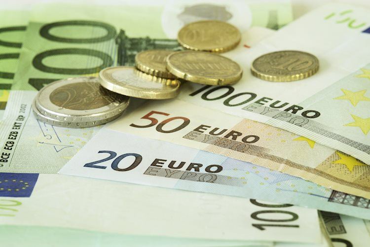 Euro fluctuates near one-month lows ahead of the US Consumer Sentiment data