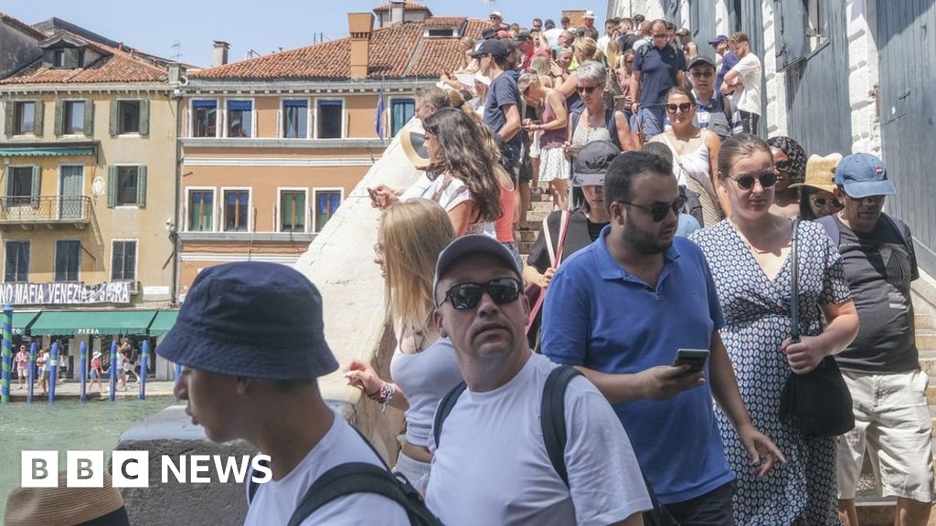 Venice to ban large tourist groups and loudspeakers