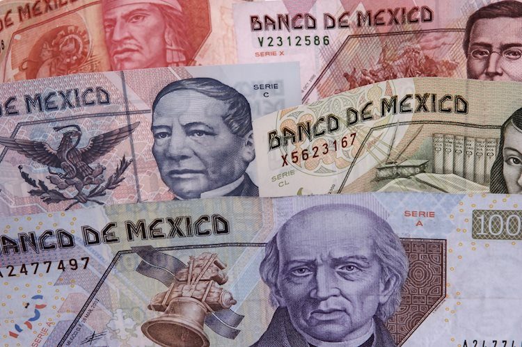 Mexican Peso ends week lower against US Dollar amid dovish Banxico shift