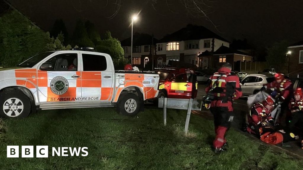 Leicester: Major search after reports child, 3, fell into river