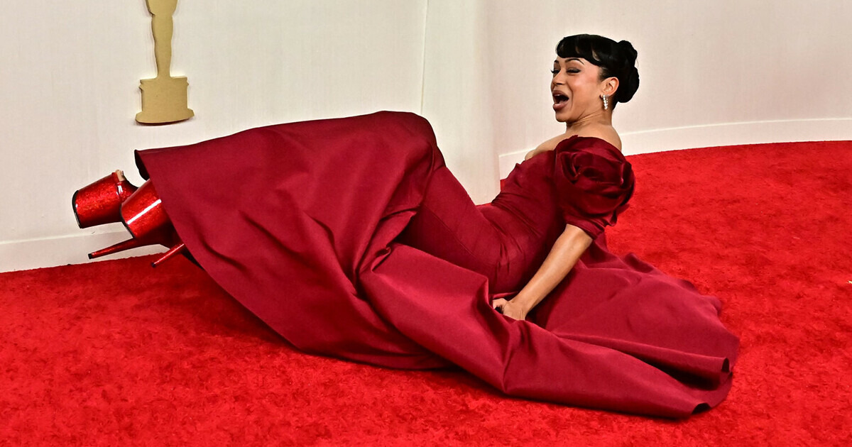 An Actress Had a Massive Fall on the Oscars Red Carpet and Joked About It on Social Media