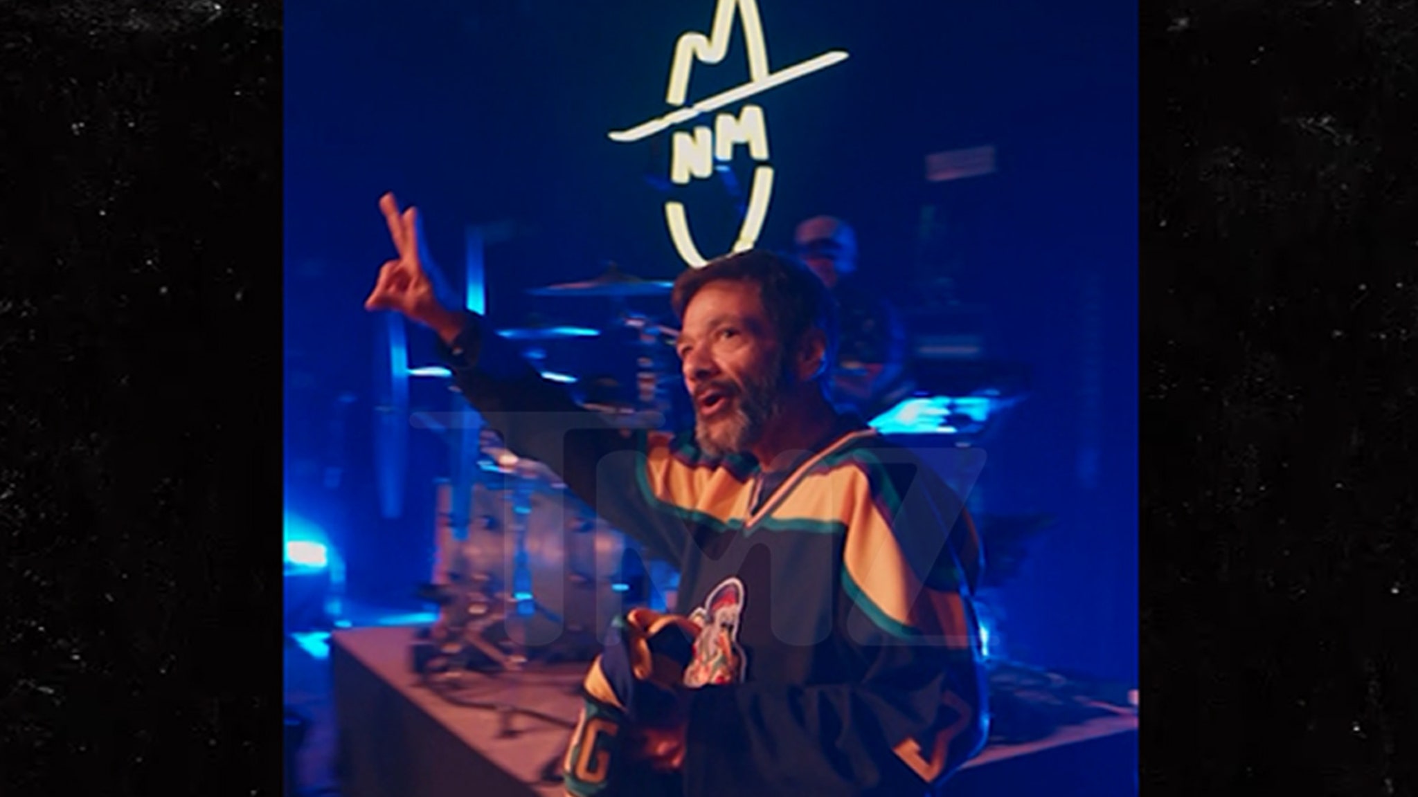 ‘Mighty Ducks’ Star Shaun Weiss Leads ‘Quack’ Chant at Concert