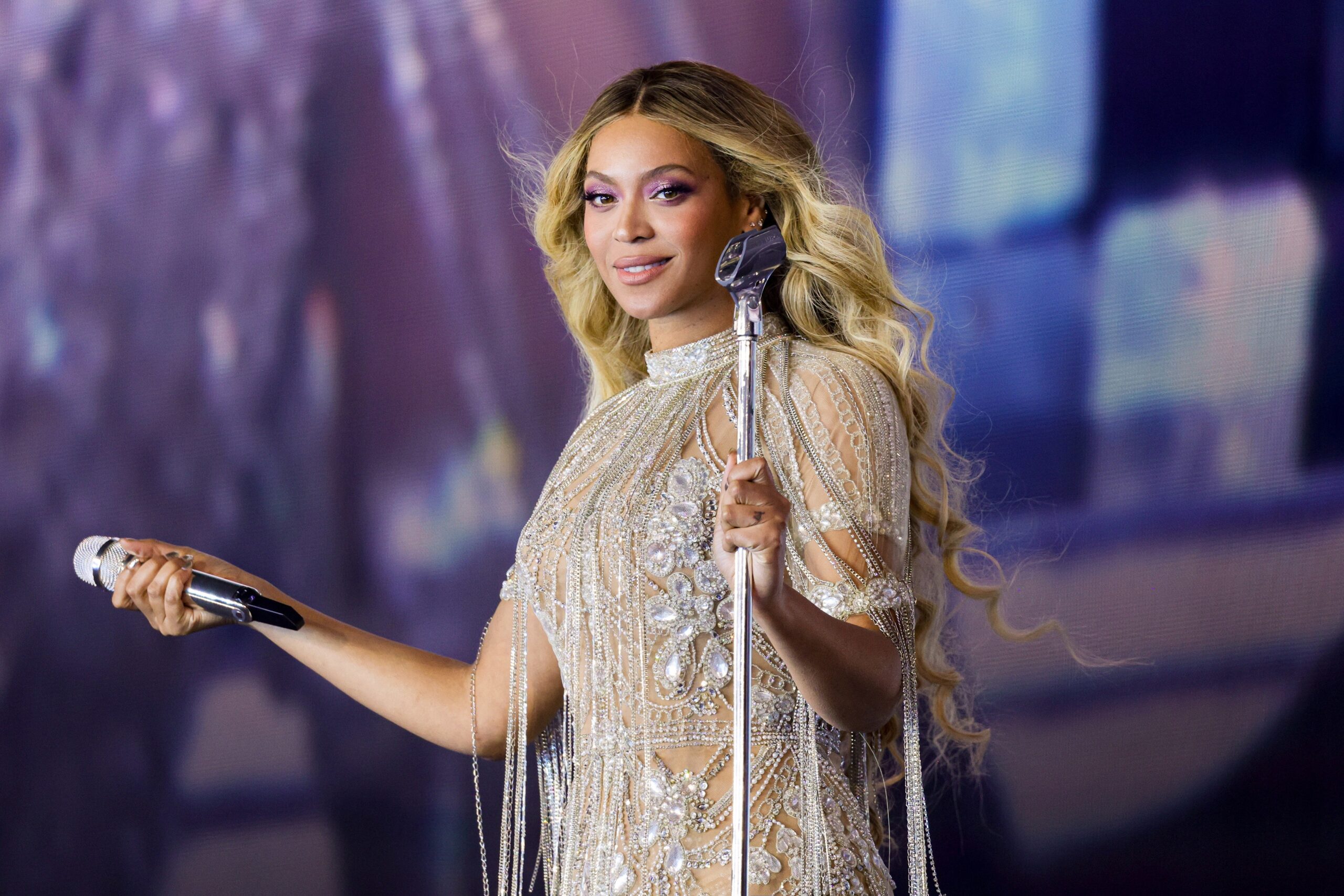 Beyoncé Can’t Stop Wearing This Cowgirl Mani—See Photos